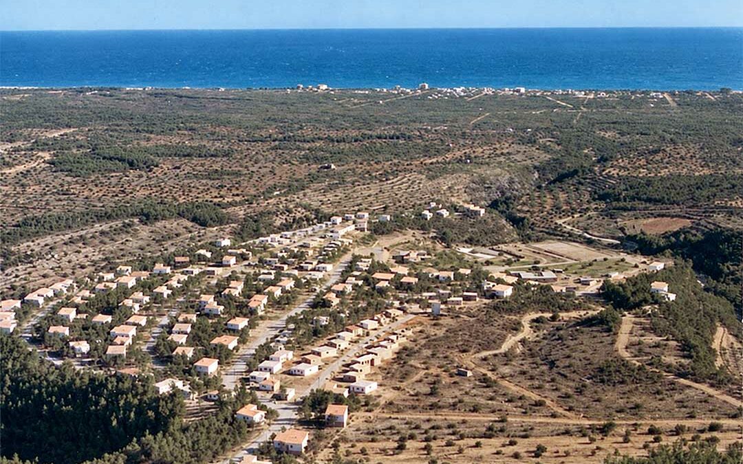 Vue aérienne ancienne de Planas del Rey avec la mer Méditerranée à l’horizon