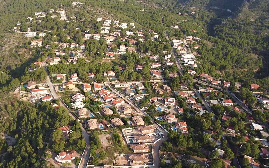 Vista aérea reciente de Planas del Rey que muestra las viviendas, las calles y la vegetación de la urbanización.