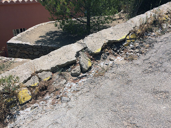 El firme y el bordillo están muy deteriorados en una calle de Planas del Rey.