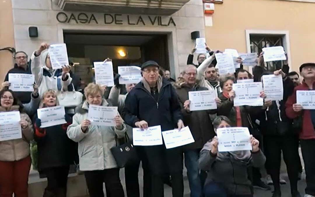 Vecinos de Planas del Rey reunidos frente al ayuntamiento de Pratdip con pancartas durante la crisis del agua de enero de 2018.