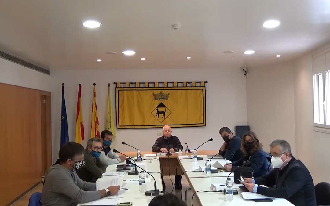 Élus réunis dans la salle du conseil municipal de Pratdip lors de la séance extraordinaire du 19 mars 2021.