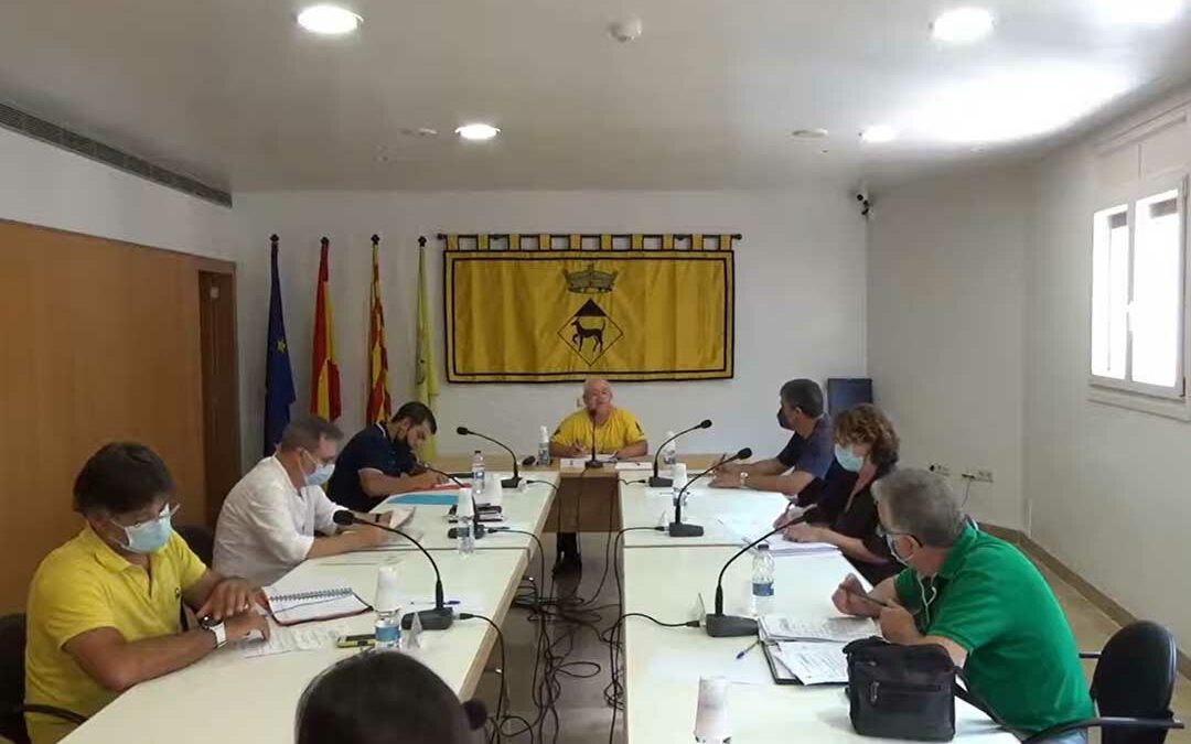 Sesión del pleno municipal de Pratdip celebrada el 2 de julio de 2021, con los concejales reunidos alrededor de una mesa de trabajo en la sala consistorial.