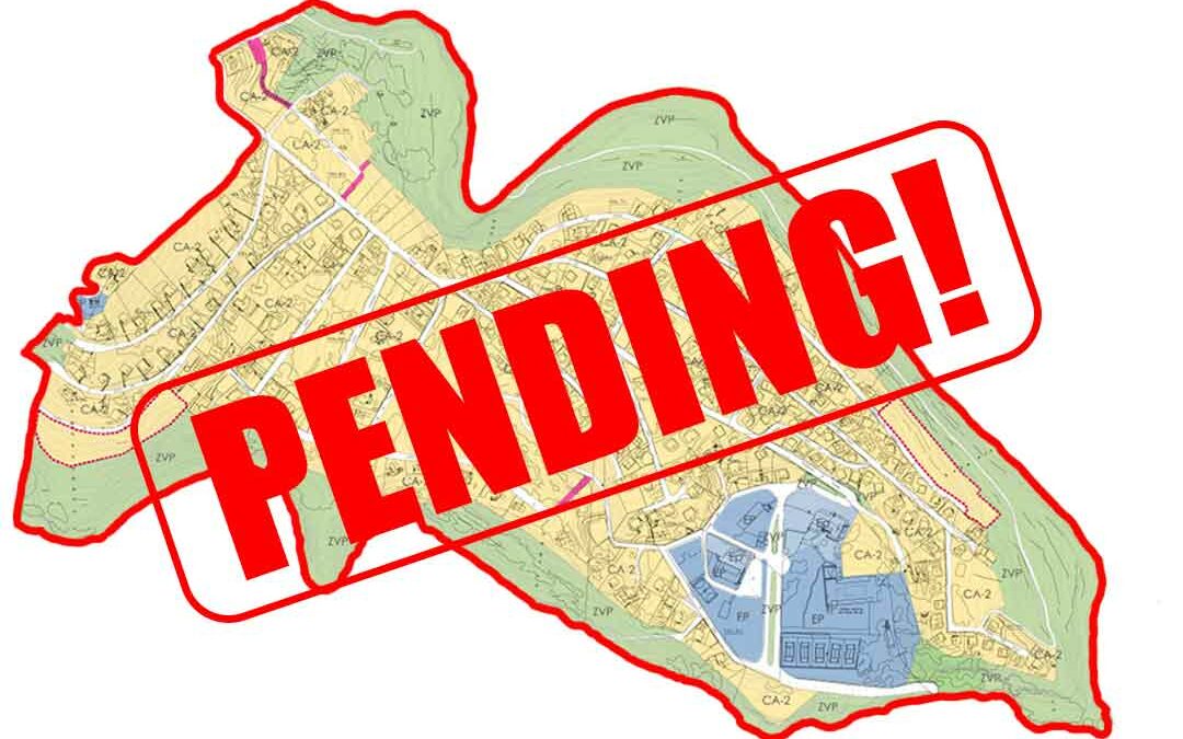 Cadastral map of Planas del Rey with the word “Pending” in red, symbolizing the administrative and legal uncertainty delaying the reparcelling project and municipal works.