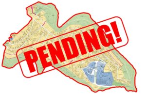Cadastral map of Planas del Rey with the word “Pending” in red, symbolizing the administrative and legal uncertainty delaying the reparcelling project and municipal works.
