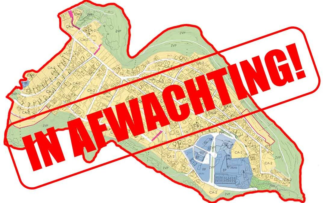 Kadastrale kaart van Planas del Rey met het opschrift “In afwachting!”, dat de administratieve en juridische onzekerheid rond het herverkavelingsproject en de uitvoering van gemeentelijke werken symboliseert.