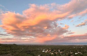 Vue panoramique de l’urbanisation Planas del Rey à Pratdip au coucher du soleil