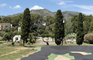 Pumptrack de Planas del Rey, en el recinto deportivo municipal, con vistas a las montañas y a la urbanización.