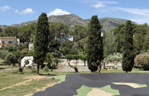 Pumptrack de Planas del Rey, en el recinto deportivo municipal, con vistas a las montañas y a la urbanización.