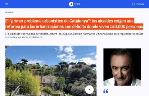 Captura de pantalla de un artículo del medio español COPE en el que se indica que cerca de 100 alcaldes catalanes reclaman una reforma para las urbanizaciones con déficits urbanísticos, en las que viven unas 140 000 personas.
